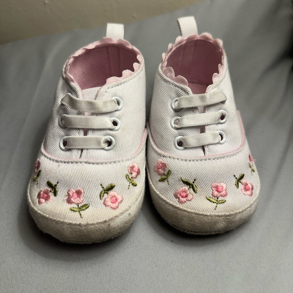 🌺 BUNDLE OF 4 ITEMS FOR $20 🍒
Baby Walker Shoes with Floral Design - Picture 3 of 11